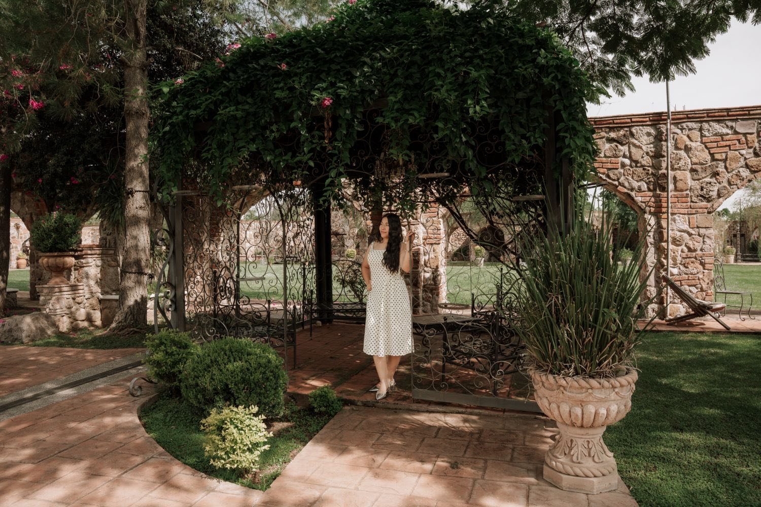 Isabella en la pérgola de Hacienda Los Rincones
